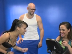 Dude seduces two hot girls to fuck in a gym