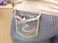Candid - Big ass milf im tight jeans.