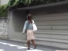 Cute Japanese gal in a kinky ourdoor sharking video
