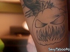 Tattooed Bonnie Rotten squirting during bj