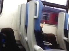 double blondys legs in train) Blondinen Beine im Zug)