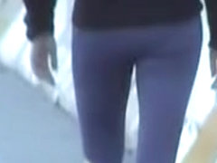 Candid girls ass looking so nice in her sports pants 08w