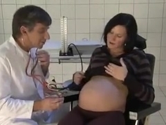 Brunette enceinte baisee par son gyneco.