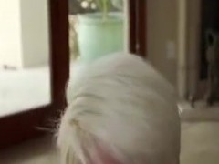 Blondine mit kurzen Haaren lutscht vor der Kamera