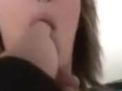 Elle exhibe son beau cul à la ferme et suce