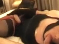Un travelo en lingerie enculé dans une chambre d'hôtel