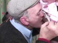 Cette salope a la chatte chaude, et Papi l’aide pour atteindre son orgasme avec un cuni, puis la.