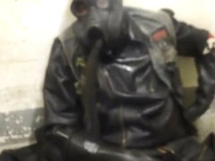 In vollgummi  waders und gasmaske