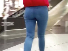 Hot ass in the mall