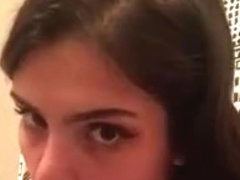 Schuelerin Yulia fistet ihr Maul und leckt Klobrille ab!