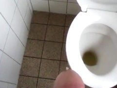 am Klo vorbei gepisst
