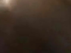 Elle frotte sa verge contre ses seins et avale