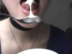 Cute girl licks cream - Une jolie fille leche de la creme