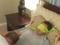 un mec se fait sucer