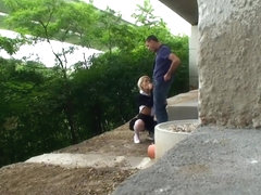 Pikverslindende tienerslet onder de snelweg