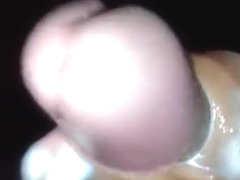 Tomando un baño decido menear mi salchicha