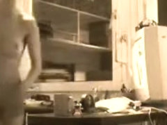 Il exhibe sa nana qui a un joli cul parfait