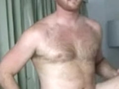 Oso maduro y musculoso se pajea