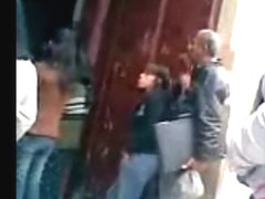 Chica se deja dar arrimones por anciano en la iglesia