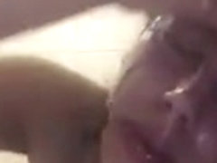 Lockige Negerin fingert ihr Maul tief bis sie heult!