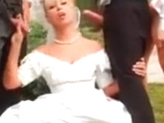 La mariee italienne baise avec des potes en robe blanche
