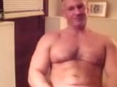 Cruising Bigmuscle for eye candy.