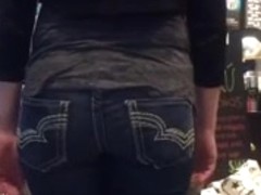 TIGHT TEEN ASS IN JEANS