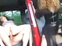 Une partie de baise entre deux couples en pleine rue dans une voiture, un couple en arrière et l'.