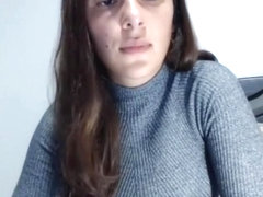 Nena mirando verga y muestra la vagina