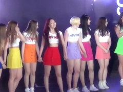 sigan a la de pollera naranja