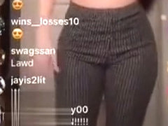 Famous bbystar1027 gives us a nice twerk on IG live