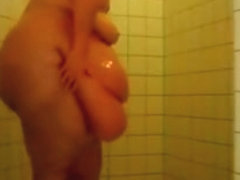 Gordito en la ducha 2