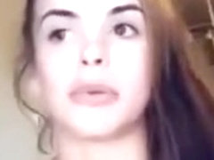 Amateure girl masturbates