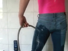 duschen in stretchjeans und Lycrabody