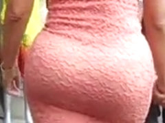 Nalgona con vestido pegado