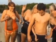 3 Geile Milfs Blowjob