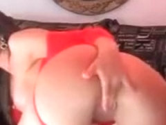 Beauty teen rubs clit on webcam
