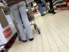 Une milf au joli cul au supermarche