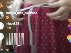 Danza in pigiama dentro la sua cameretta