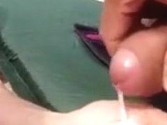 Une femme nudiste leche le sperme a la plage