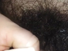 Fettsau wichst sich die Fotzenhaare ins Loch!