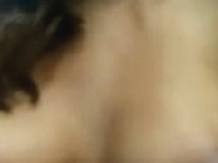 Une black aux seins laiteux s'exhibe nue et se caresse