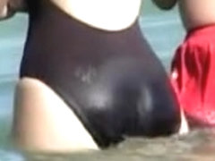 Girl in wet swimsuit staying back to the candid voyeur cam 06g