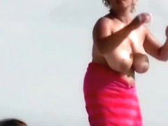 Rauchende MILF mit riesigen Schwabbeleutern am Strand!