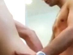 deux mecs dans une salle de bain 1