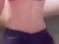 Une brunette bandante en mini short