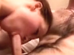 Corinne, une fille sexy brune et aux cheveux bouclés tourne la première fois dans le milieu x et.