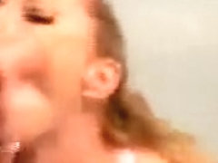 Une suceuse allemande aspergée de foutre