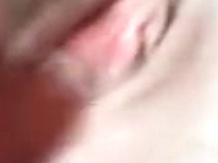 Blonde rase les poils de sa chatte