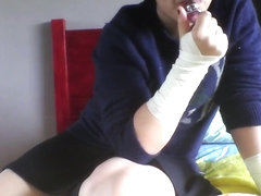 Chico disfruta de sus juguetes sexuales